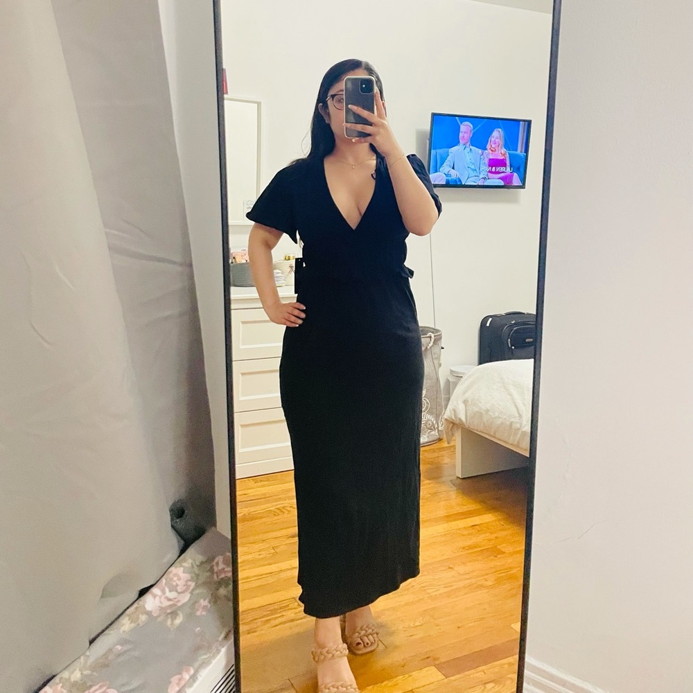 Lulu’s Black V-Neck Maxi Dress NWT! 🖤